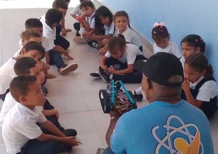 Estudiantes de Tubores Exploran Ciencia y el Mundo Marino con Semilleros Científicos