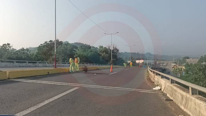 Dan mantenimiento al puente Tres Huastecas previo al Xantolo