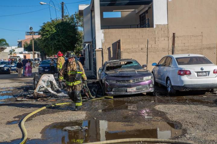 Incendio consume un motorhome y un Camaro negro en Indeco Universidad