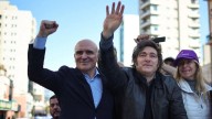 Milei intenta salvar las elecciones y acepta la renuncia del candidato de su partido acusado de presuntos vínculos narco