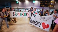 Los activistas españoles de la Flotilla llegan a Barajas y son recibidos por decenas de personas: "¡Que viva la lucha del pueblo palestino!"