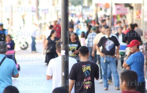 Evitar el sol, caminando bajo la sombra