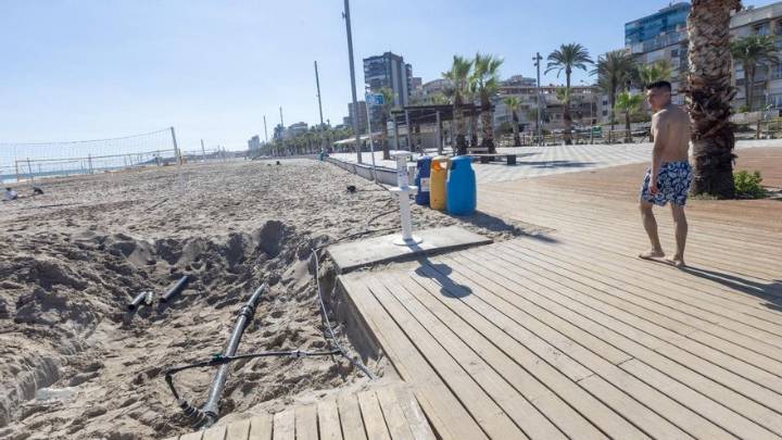 Un fallo en las obras del paseo de Niza deja secos los lavapiés de la playa de San Juan en Alicante