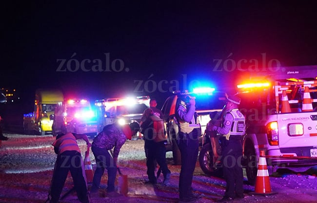 Mueren dos hombres tras volcadura de tolva en la carretera 57