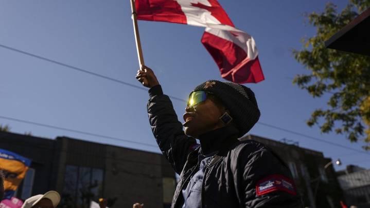 Canada Post tables new offers to striking postal workers