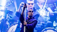 Loquillo en Madrid, agarrado al rompeolas