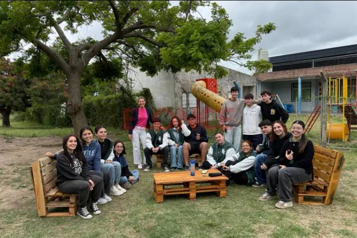 Alumnos de la Escuela de Empleados de Comercio compraron sillas y mesa para mejorar el patio