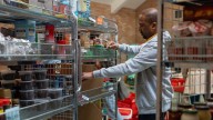 Bancos de alimentos esperan aumento en demanda al continuar cierre del gobierno