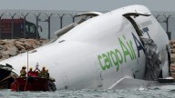 Dos trabajadores mueren tras accidente de un avión de carga en el aeropuerto de Hong Kong