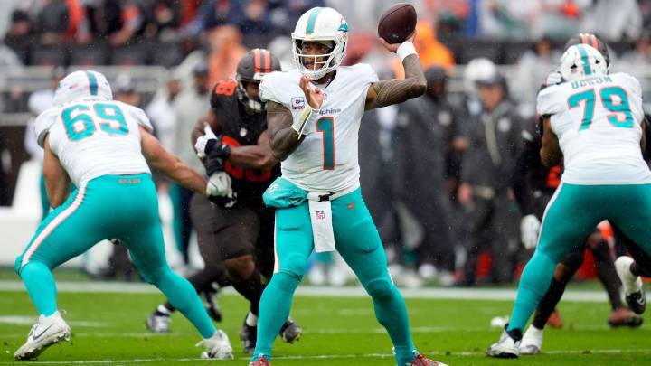 Dolphins' McDaniel sticks with Tagovailoa as QB, expects less INTs