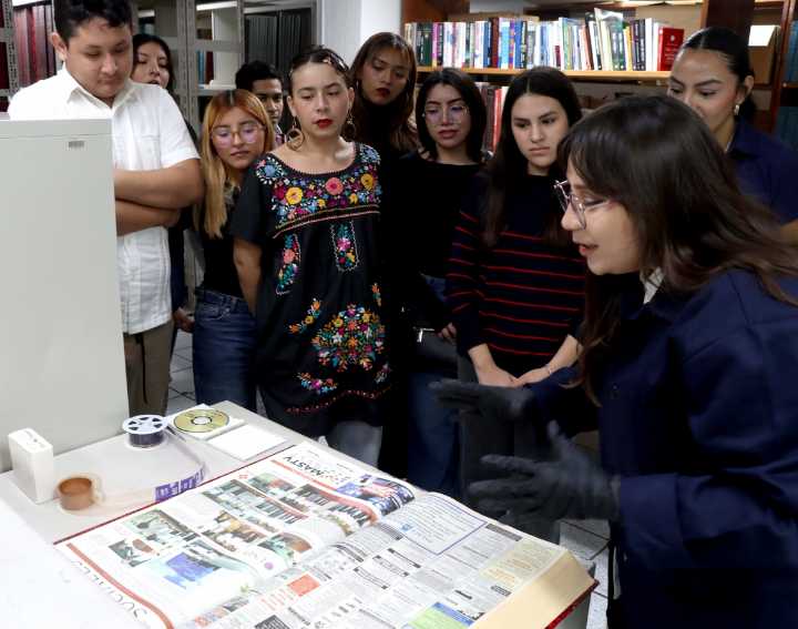 Alumnos conocen interior del Diario