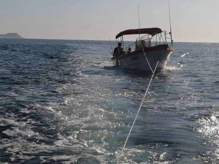 Rescatan a cinco personas y embarcación que presentó daños 4 millas náuticas de Los Cabos