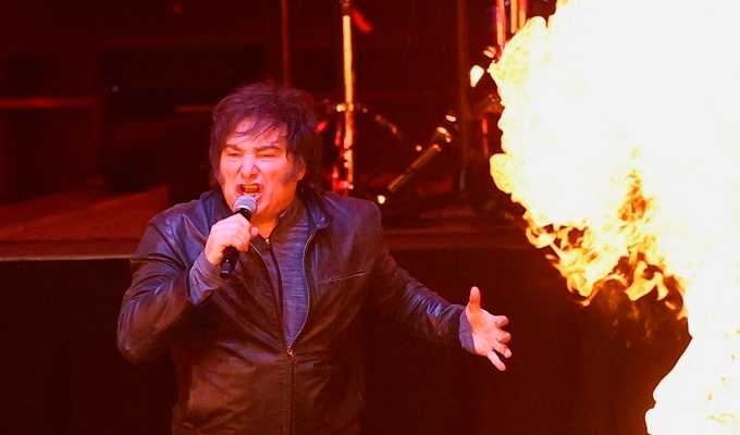 Javier Milei canta tema de Charly García y lanza su nuevo libro en el Movistar Arena