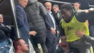 Pepe Castro y Agoumé se encaran con un aficionado de la Real Sociedad tras la derrota del Sevilla FC