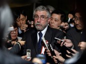 Un premio Nobel de Economía, durísimo con el rescate de Trump a Milei: “Está salvando a los amigos de Bessent, no a la Argentina”