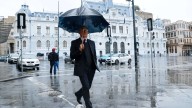 ¿A qué hora y en qué comunas podría llover este viernes en Santiago?