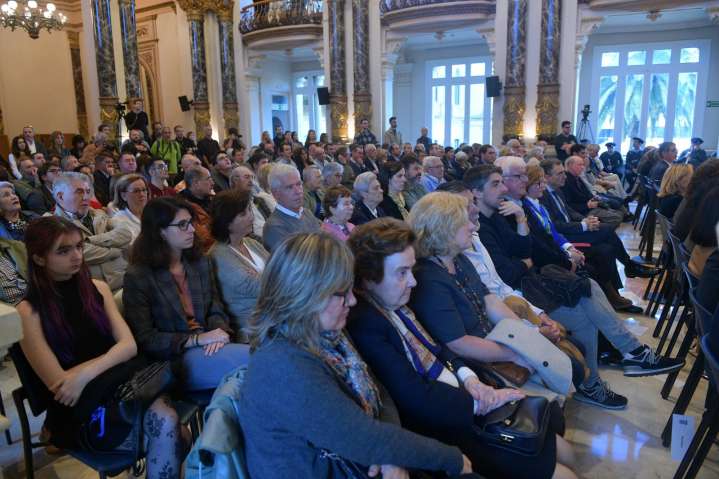 Un centenar largo de invitados recibe el saludo de emocionado de Insausti makila en mano
