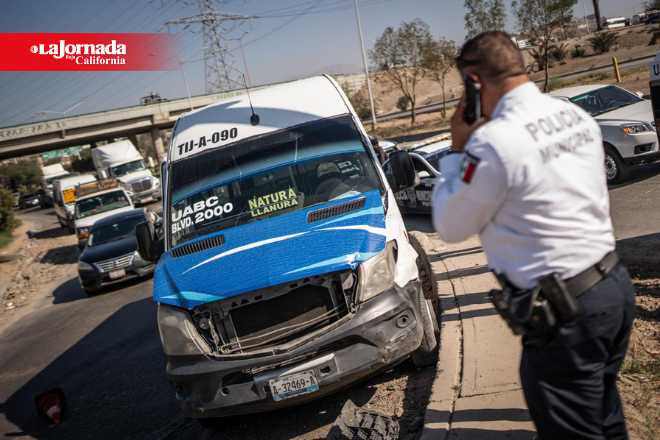 Colisión entre camión de ruta Natura y camioneta Carso en bulevar 2000