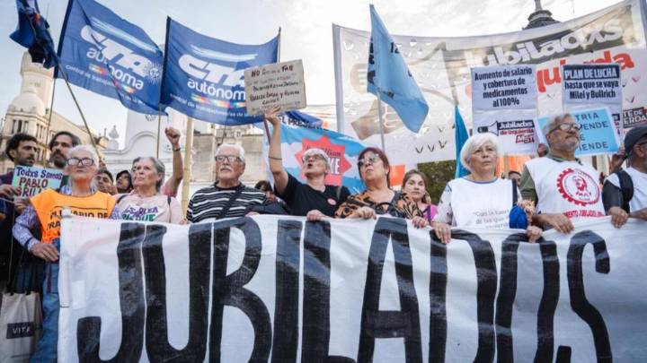 Marcha de jubilados termina en incidentes frente al Congreso