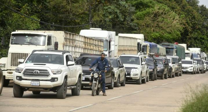 Bolivia: Transportistas bloquean vías en el centro del país contra la escasez de combustibles 