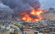Video: Deja incendio 100 viviendas destruidas en Perú