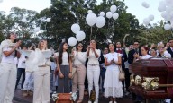 Despiden al cantante B King, asesinado en México, en un funeral con globos y palomas blancas