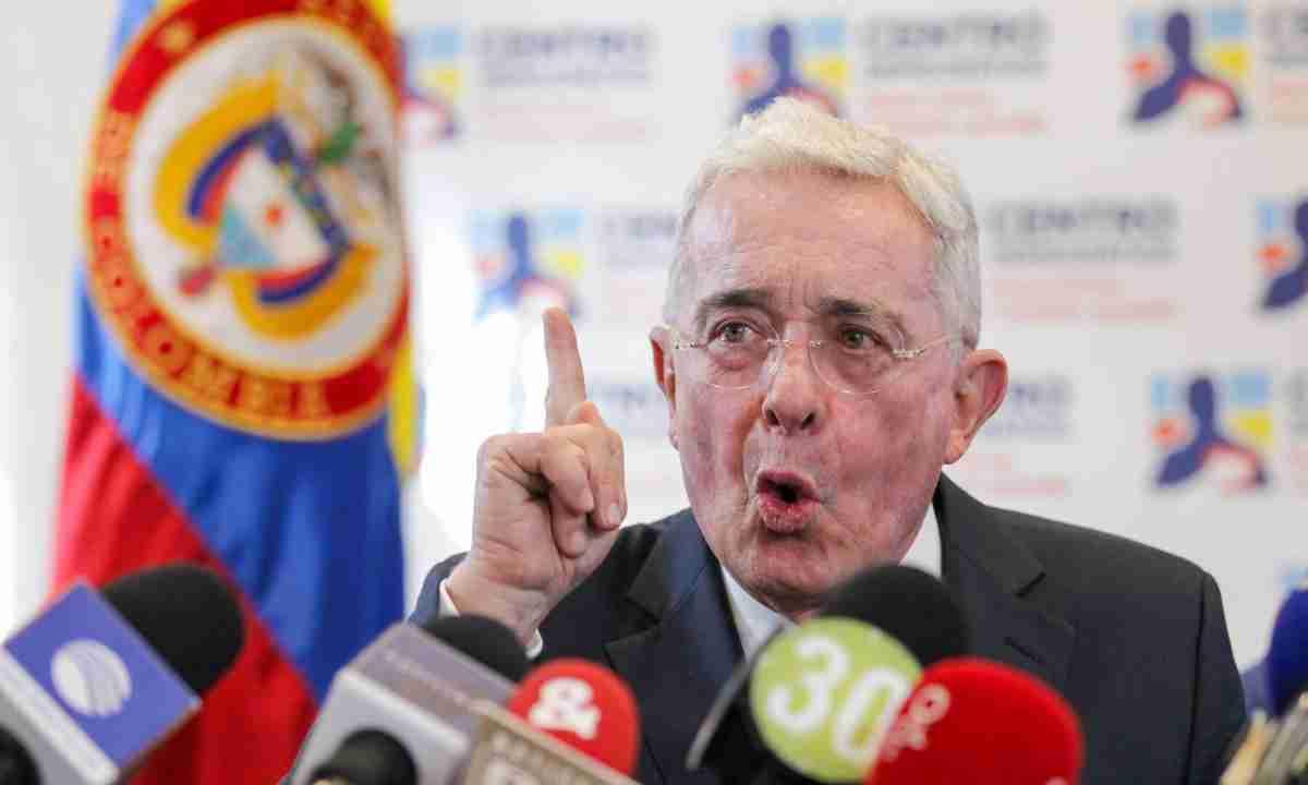 Abren indagación contra candidatura de Uribe al Senado
