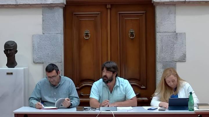 Llanes aprueba las ordenanzas fiscales para 2026 sin subidas de impuestos