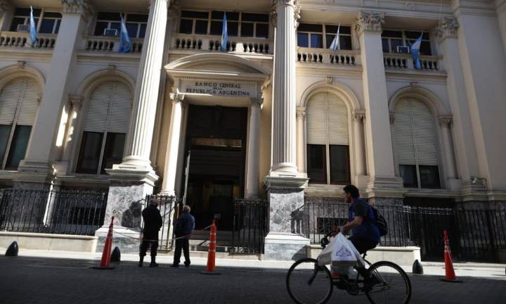Ayuda de EE.UU. no ahuyenta la desconfianza en el peso argentino a días de elección clave