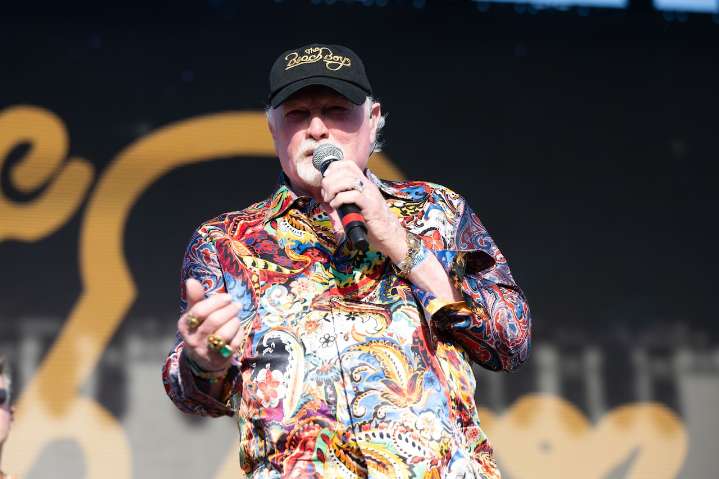 Rock legend breaks down crying mid-show as he remembers late bandmate