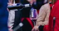 Alicante brinda por su historia: una ruta de taberneros rescata las antiguas tascas y el alma vinícola de la ciudad