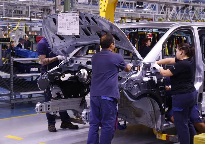 Los 70.000 despidos en el automóvil alemán ponen en alerta a las empresas de Euskadi