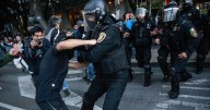 VIDEOS | Caminata pro Palestina en CDMX deja tres policías lesionados
