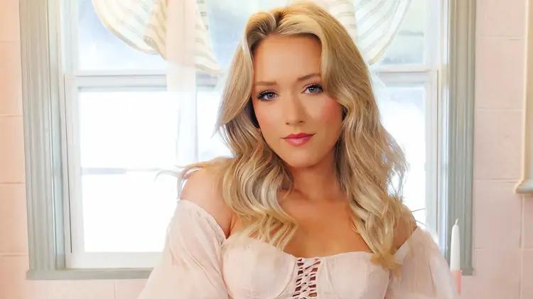 El botón que se soltó en el escenario y reveló la verdadera fuerza de Emily Ann Roberts