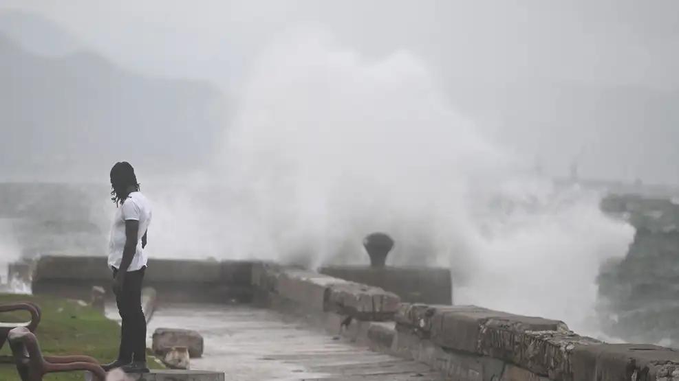 Jamaica espera el impacto del huracán Melissa: “No hay infraestructura que pueda resistir una categoría 5 en la región”