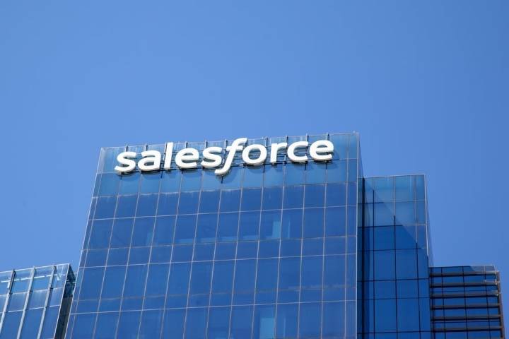Acciones de Salesforce caen tras alianza con OpenAI pero apuesta por IA con Agentforce 360