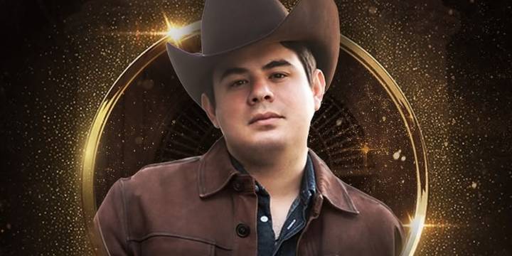 Alfredo Olivas preocupa a sus fans tras detener concierto en palenque para recibir un misterioso