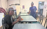 Brindan migrantes alimento a vulnerables