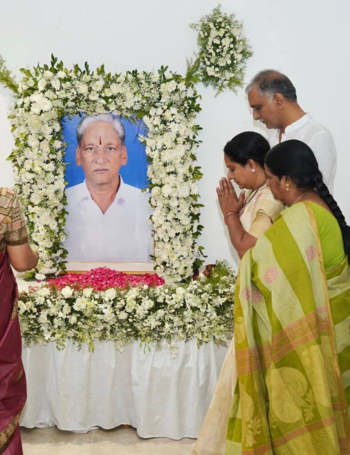 Pic Talk: Kavitha at Harish Rao’s House