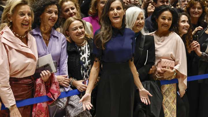 El original 'look' de la Reina Letizia que sorprende con un guiño a Leonor y Sofía