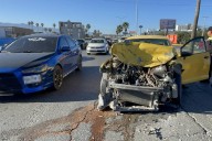 Acelerado choca por alcance y destroza su auto en Saltillo; tres vehículos resultan afectados