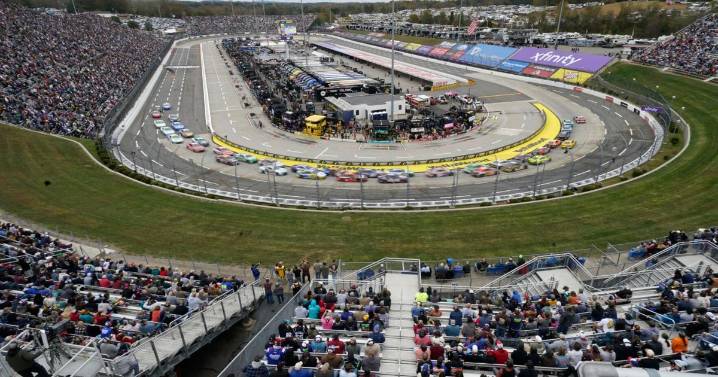 Byron outduels Blaney for victory at Martinsville and NASCAR Championship 4 berth