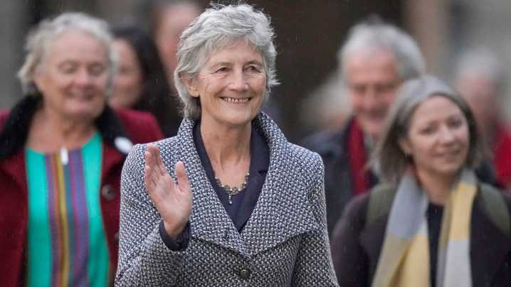 Catherine Connolly será la nueva presidenta de Irlanda según el recuento preliminar y es felicitada por sus rivales