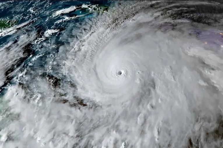 El huracán Melissa toca tierra, ya hay tres muertos en Jamaica y afectaría a 1,5 millón de personas