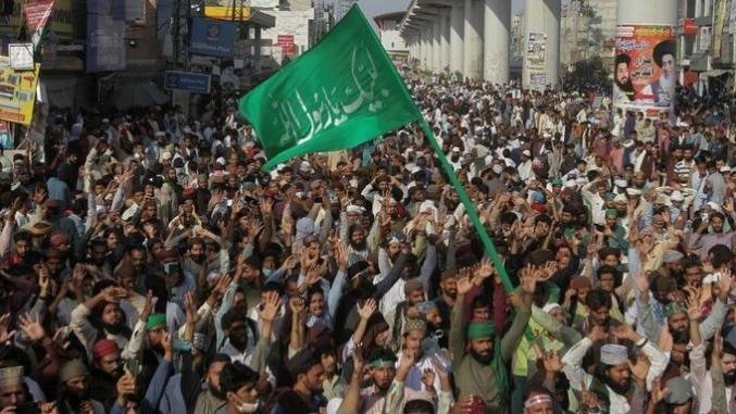 Islamabad turns fortress amid Labbaik's US embassy march, 2 killed in violence