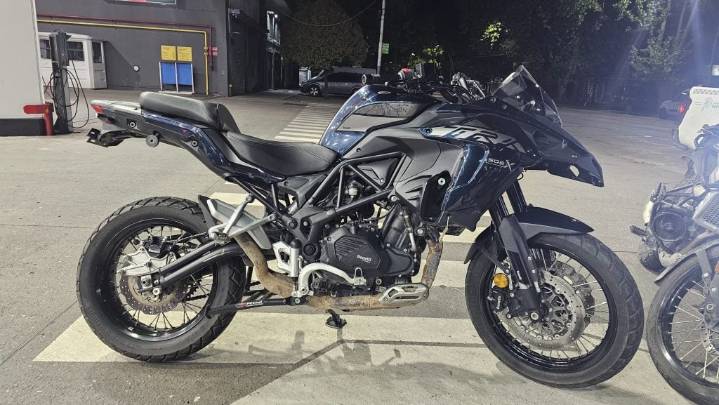 Circulaban de madrugada armados en una moto robada