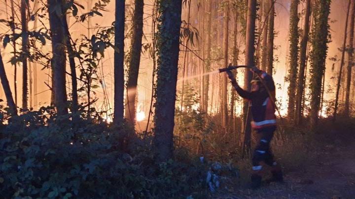 Un incendio en el monte Areo obliga a evacuar a medio centenar de vecinos de Gijón