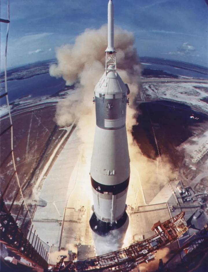 ¿Está perdiendo la Nasa la carrera lunar?