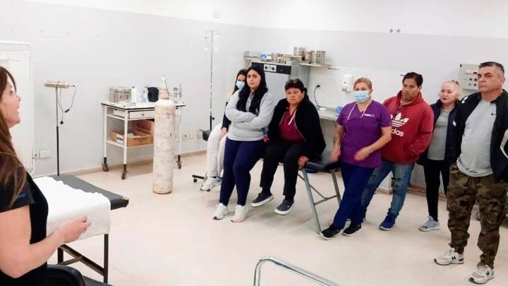 Capacitan al personal del Hospital de Frías en el manejo de urgencias y emergencias en shockroom