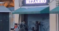 VIDEOS | Incendian encapuchados fachada de joyería y roban una de estas